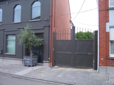 Metalen dubbel opendraaiende poort met ondergrondse automatisatie. 2. Metalen opendraaiende poort