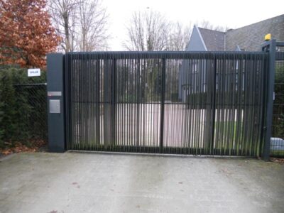 Metalen zelfdragende schuifpoort afgewerkt met aluminium lamellen met schuifhekmotor. 3. Metalen schuifpoort