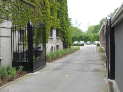 Dubbel opendraaiend smeedijzer hekken met vast zijstuk, manueel met mechanisch codeslot. 5. Metalen hekken