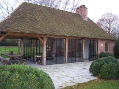 Poolhouse met metalen ramen en deuren voorzien van dubbel glas en mastiek look afwerking. 6. Poolhouse met metalen ramen en deuren