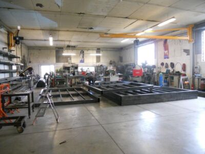 Ruime werkplaats met tal van metaalbewerkingsmachines. Ruime werkplaats met tal van metaalbewerkingsmachines.