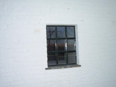 Metalen vast raam met 9 onderverdelingen en apart dubbel glas met mastiek afwerking. 9. Metalen vast raam