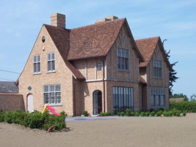 Landelijke villa met metalen ramen en deuren voorzien van dubbel glas en mastiek look afwerking. 12. Landelijke villa met metalen schrijnwerk