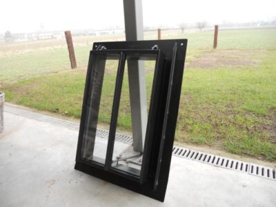Stalen dakramen, voorzien van dubbel glas in 2 verschillende afmetingen te verkrijgen. 21. Stalen dakramen